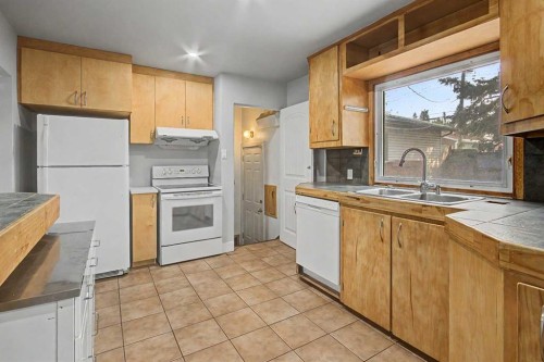 18 Collingwood Place Nw, Calgary, AB - Indoor Photo Showing Kitchen With Double Sink