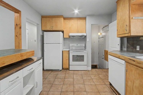 18 Collingwood Place Nw, Calgary, AB - Indoor Photo Showing Kitchen