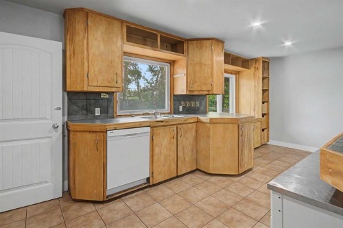 18 Collingwood Place Nw, Calgary, AB - Indoor Photo Showing Kitchen With Double Sink