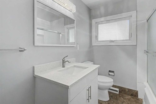 18 Collingwood Place Nw, Calgary, AB - Indoor Photo Showing Bathroom