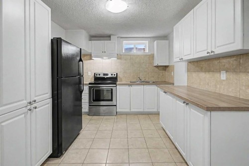 18 Collingwood Place Nw, Calgary, AB - Indoor Photo Showing Kitchen With Upgraded Kitchen