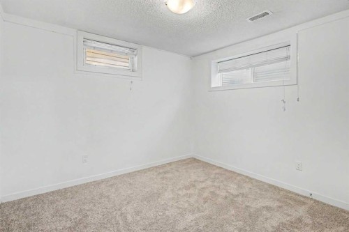 18 Collingwood Place Nw, Calgary, AB - Indoor Photo Showing Other Room