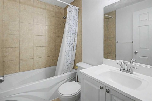 18 Collingwood Place Nw, Calgary, AB - Indoor Photo Showing Bathroom