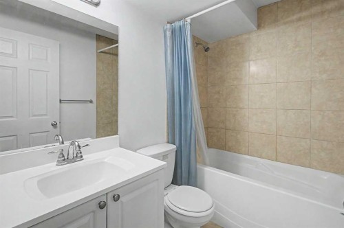 18 Collingwood Place Nw, Calgary, AB - Indoor Photo Showing Bathroom