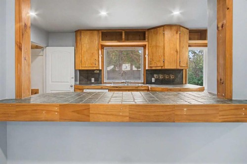 18 Collingwood Place Nw, Calgary, AB - Indoor Photo Showing Kitchen