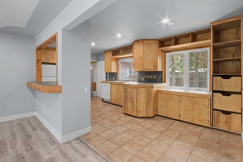 18 Collingwood Place Nw, Calgary, AB - Indoor Photo Showing Kitchen