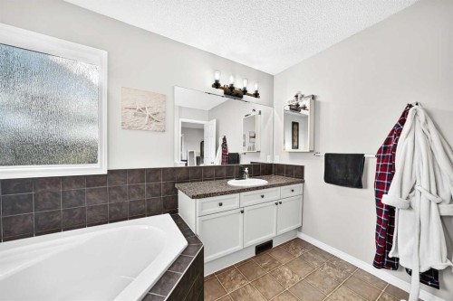 265 Bridleridge View Sw, Calgary, AB - Indoor Photo Showing Bathroom
