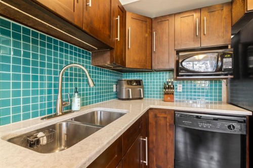 623 Hawkstone Manor Nw, Calgary, AB - Indoor Photo Showing Kitchen With Double Sink