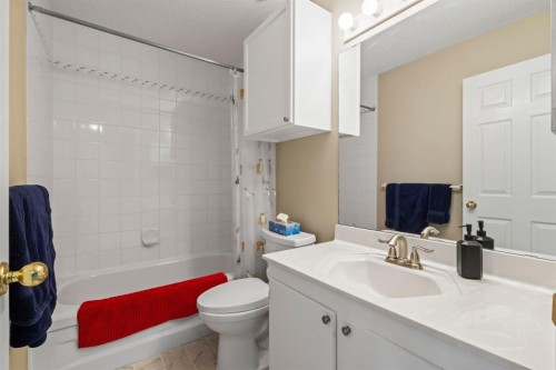 623 Hawkstone Manor Nw, Calgary, AB - Indoor Photo Showing Bathroom