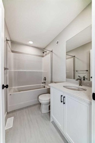 828 Sora Boulevard Se, Calgary, AB - Indoor Photo Showing Bathroom