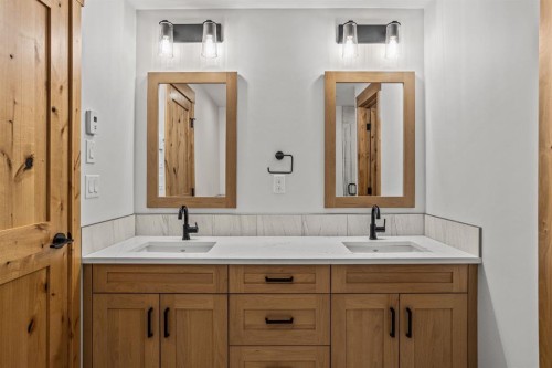 108-1606 Spring Creek Gate, Canmore, AB - Indoor Photo Showing Bathroom