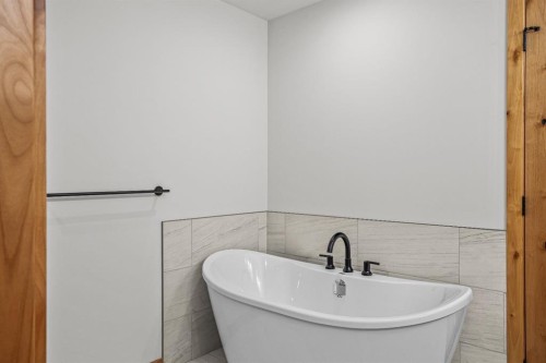 108-1606 Spring Creek Gate, Canmore, AB - Indoor Photo Showing Bathroom