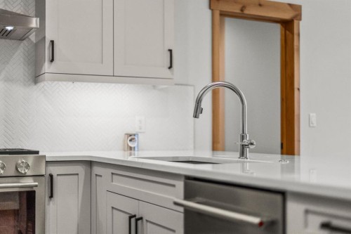 108-1606 Spring Creek Gate, Canmore, AB - Indoor Photo Showing Kitchen