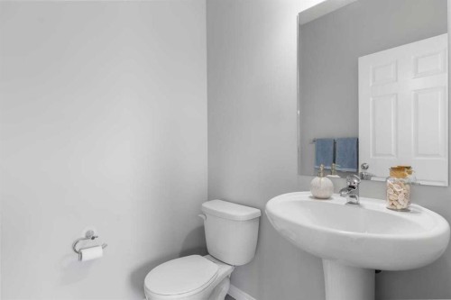 51 Walgrove Terrace Se, Calgary, AB - Indoor Photo Showing Bathroom