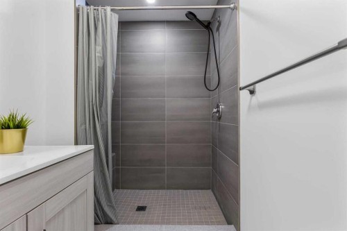 51 Walgrove Terrace Se, Calgary, AB - Indoor Photo Showing Bathroom