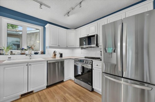 2511 Exshaw Road Nw, Calgary, AB - Indoor Photo Showing Kitchen With Upgraded Kitchen