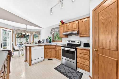 184 Hampshire Circle Nw, Calgary, AB - Indoor Photo Showing Kitchen