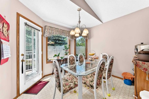 184 Hampshire Circle Nw, Calgary, AB - Indoor Photo Showing Dining Room