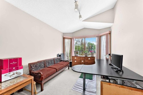 184 Hampshire Circle Nw, Calgary, AB - Indoor Photo Showing Living Room