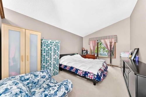 184 Hampshire Circle Nw, Calgary, AB - Indoor Photo Showing Bedroom