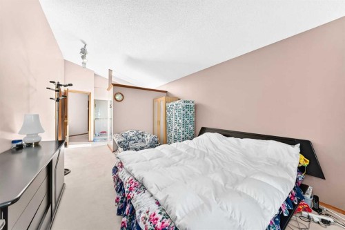 184 Hampshire Circle Nw, Calgary, AB - Indoor Photo Showing Bedroom