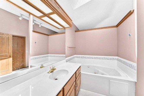 184 Hampshire Circle Nw, Calgary, AB - Indoor Photo Showing Bathroom