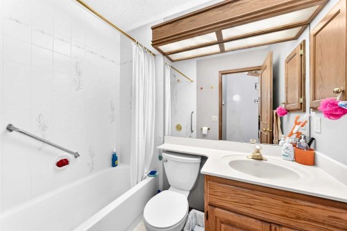 184 Hampshire Circle Nw, Calgary, AB - Indoor Photo Showing Bathroom