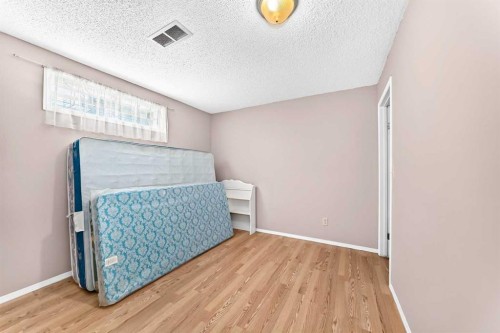 184 Hampshire Circle Nw, Calgary, AB - Indoor Photo Showing Bedroom