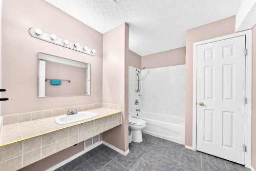 184 Hampshire Circle Nw, Calgary, AB - Indoor Photo Showing Bathroom