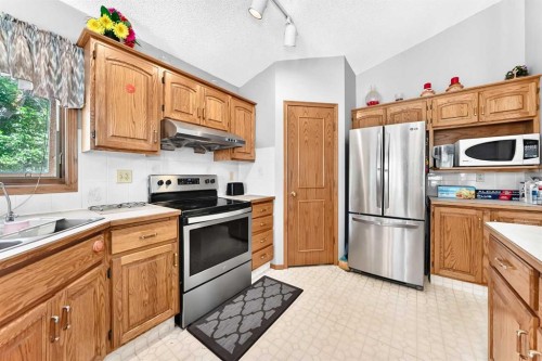 184 Hampshire Circle Nw, Calgary, AB - Indoor Photo Showing Kitchen