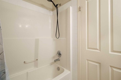 17 Panatella Villas Nw, Calgary, AB - Indoor Photo Showing Bathroom
