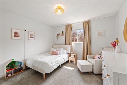 3725 Douglas Ridge Way Se, Calgary, AB - Indoor Photo Showing Bedroom