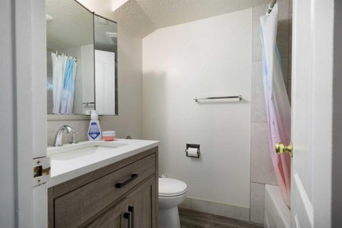 11268 6 Sw, Calgary, AB - Indoor Photo Showing Bathroom