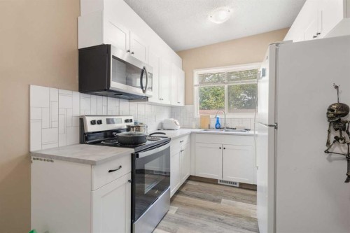 11268 6 Sw, Calgary, AB - Indoor Photo Showing Kitchen