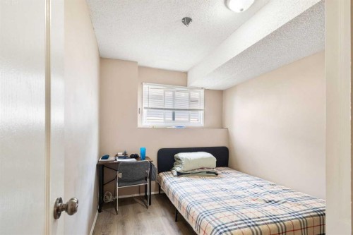 11268 6 Sw, Calgary, AB - Indoor Photo Showing Bedroom