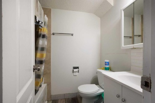 11268 6 Sw, Calgary, AB - Indoor Photo Showing Bathroom