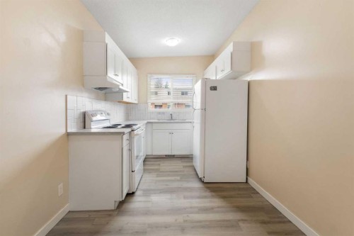 11268 6 Sw, Calgary, AB - Indoor Photo Showing Kitchen