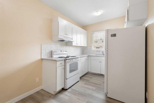 11268 6 Sw, Calgary, AB - Indoor Photo Showing Kitchen