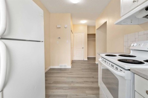 11268 6 Sw, Calgary, AB - Indoor Photo Showing Kitchen