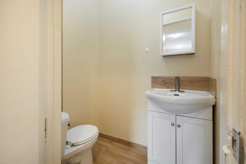 11268 6 Sw, Calgary, AB - Indoor Photo Showing Bathroom