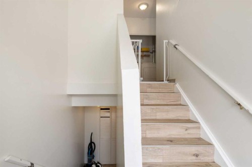 11268 6 Sw, Calgary, AB - Indoor Photo Showing Other Room
