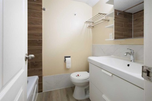 11268 6 Sw, Calgary, AB - Indoor Photo Showing Bathroom