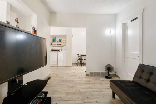 11268 6 Sw, Calgary, AB - Indoor Photo Showing Other Room