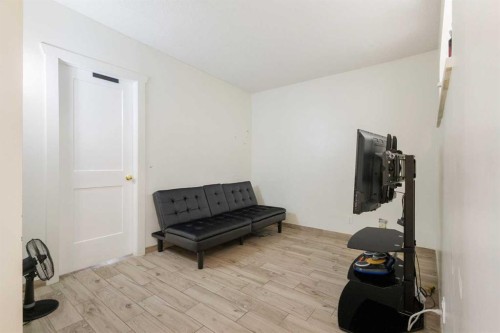 11268 6 Sw, Calgary, AB - Indoor Photo Showing Other Room