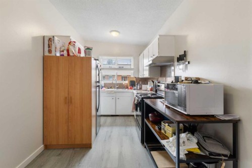 11268 6 Sw, Calgary, AB - Indoor Photo Showing Kitchen