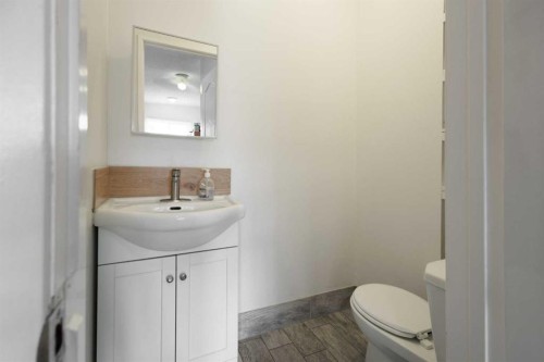 11268 6 Sw, Calgary, AB - Indoor Photo Showing Bathroom