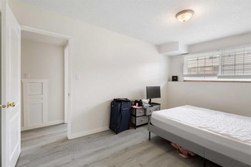 11268 6 Sw, Calgary, AB - Indoor Photo Showing Bedroom
