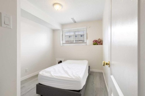 11268 6 Sw, Calgary, AB - Indoor Photo Showing Bedroom
