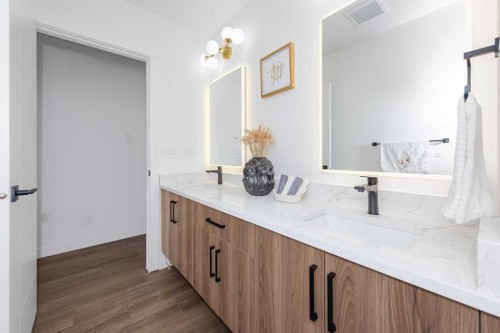 820 Archwood Road Se, Calgary, AB - Indoor Photo Showing Bathroom
