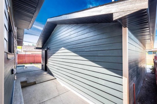 820 Archwood Road Se, Calgary, AB - Outdoor With Exterior